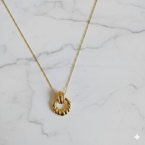 Elegant Gold Pendant Necklace